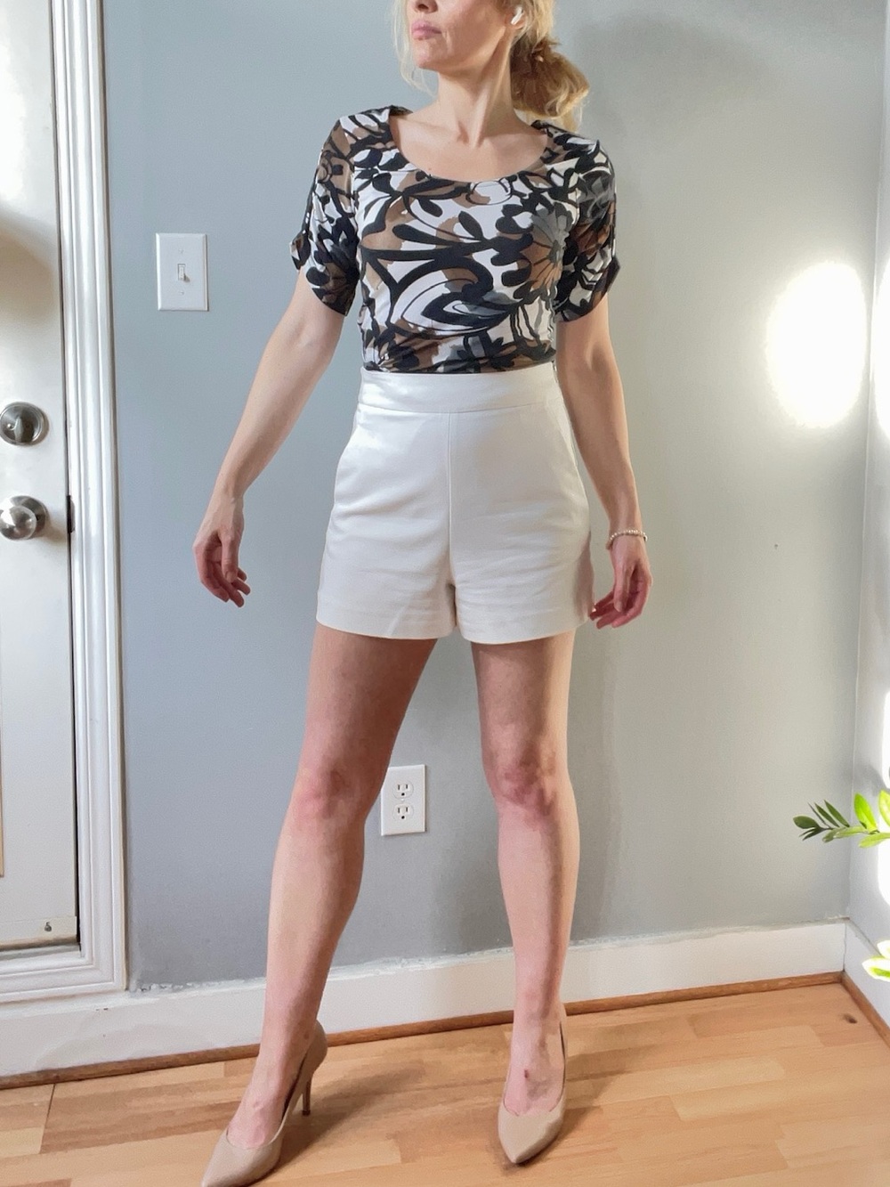 Monari Floral Scoop Neck Short Sleeve Top in Black, White & Brown